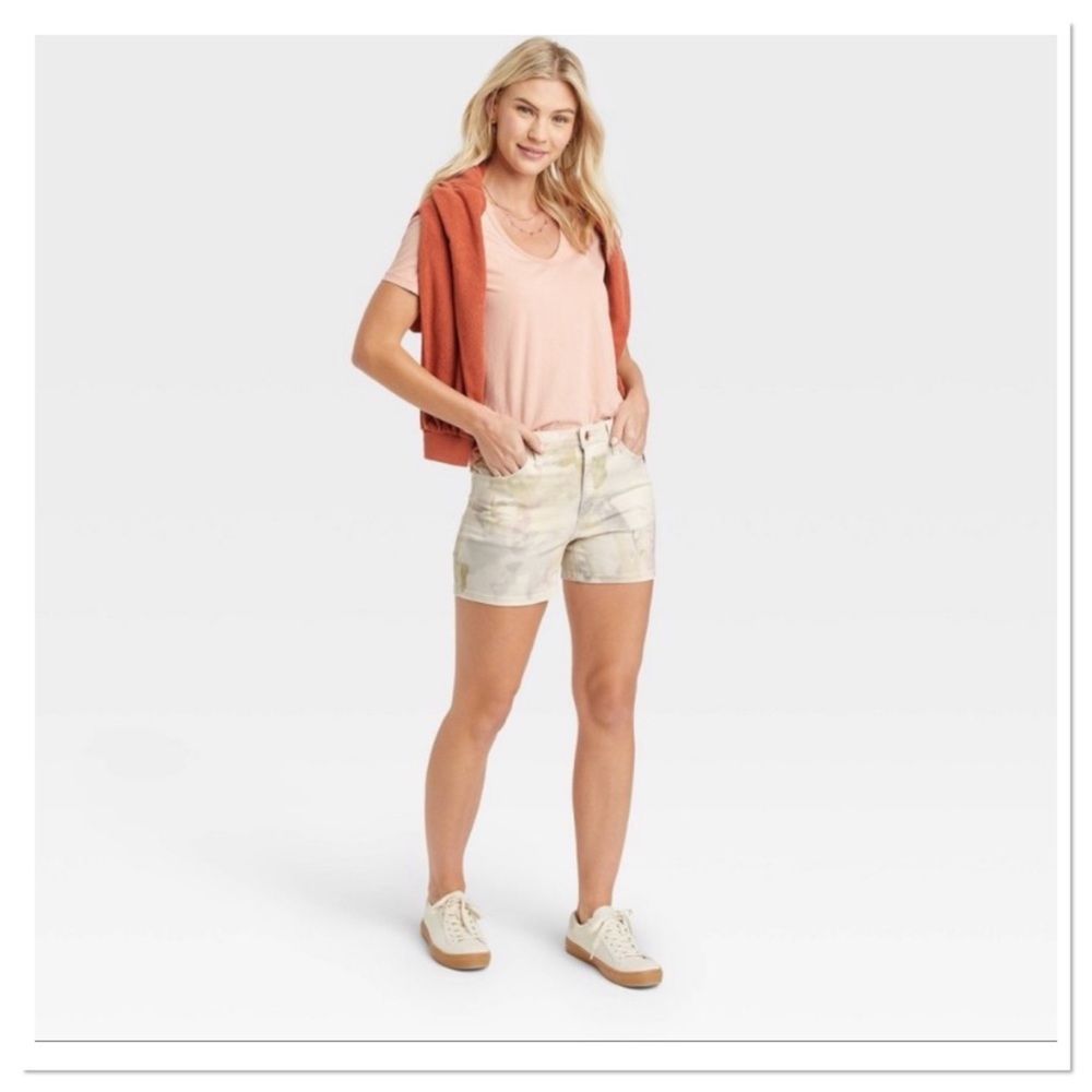 Women’s High Rise Midi Shorts Universal Thread